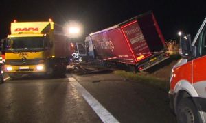 Đức: Xe tải nổ lốp bất ngờ, gây tai nạn kinh hoàng trên cao tốc