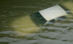 Tai nạn thương tâm ở Đức: Ô-tô rơi xuống sông, hai người tử vong vì không kịp...