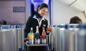 Máy bay hạ cánh khẩn ở Đức vì nữ hành khách đòi thêm rượu vang
