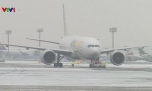 Đức hủy hàng trăm chuyến bay do tuyết rơi dày