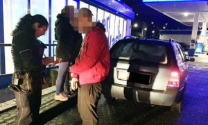 Đức: Đốt pháo ném ra ngoài từ trong ô-tô, nam thanh niên nhận quả đắng