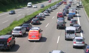 Giao thông đáng ngưỡng mộ ở Đức: Tắc hàng chục kilomet, xe cứu hỏa vẫn chạy...