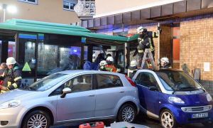 Tai nạn kinh hoàng ở Đức: Xe Bus chở học sinh lao không kiểm soát, đâm nhiều...