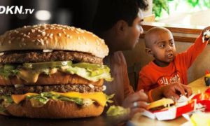 Bữa ăn cảm động của hai cha con nghèo tại cửa hàng McDonald và chiếc hamburger...