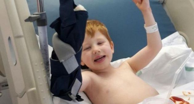 Bàn tay cậu bé 4 tuổi bị tổn thương nặng nề vì mắc kẹt vào thang cuốn – thêm...