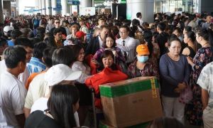 Người Việt - Việt kiều và sĩ diện đón người thân ở sân bay