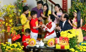 Vợ Việt chồng Tây ăn Tết: Cười ra nước mắt rể Tây ăn tết Việt