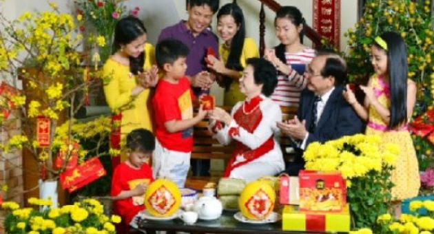 Vợ Việt chồng Tây ăn Tết: Cười ra nước mắt rể Tây ăn tết Việt