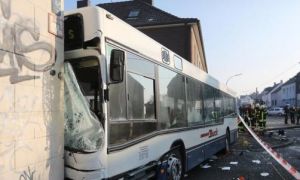 Dortmund: Xe Bus chở học sinh đâm vào tường, 19 học sinh bị thương