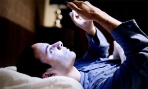 Nếu bạn phải sử dụng điện thoại trước khi ngủ, hãy nhớ thật kỹ 8 điều sau