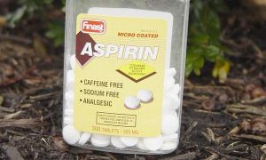 Vô tình làm rơi Aspirin xuống vườn, cô gái bất ngờ vì vài tuần sau rau lên...