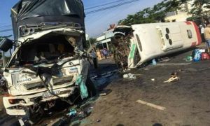 Tai nạn thảm khốc: Xe khách đấu đầu xe tải, 10 người thương vong