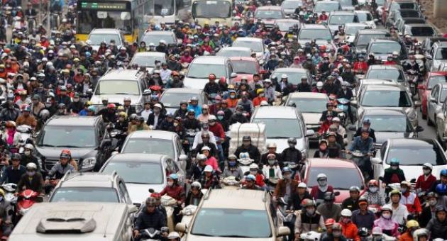 Báo Mỹ: ‘Việt Nam đang căng mình chiến đấu với xe máy’