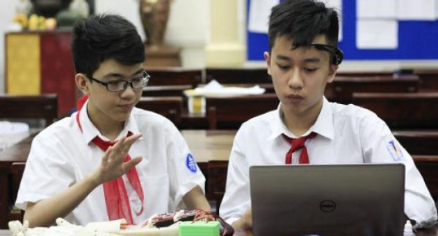 Việt Nam: Học sinh lớp 8 chế cánh tay robot điều khiển bằng suy nghĩ