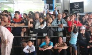 Người Việt – Việt kiều và sĩ diện đón người thân ở sân bay