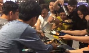Ngao ngán cảnh người Việt tranh ăn buffet miễn phí ở Cần Thơ