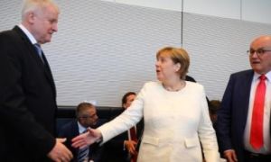 Đức : Merkel nhượng bộ về di dân để cứu chính phủ