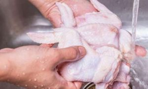 90% các bà nội trợ mắc sai lầm khi rửa thịt gà, tăng nguy cơ ngộ độc thực phẩm...