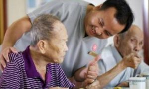 Cha mẹ Việt nên dành tiền để ‘cậy con thiên hạ’ lúc về già