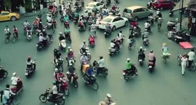 Video quay đường phố Hà Nội khiến khách Tây không tin có thật