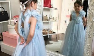 Mẹ gốc Việt bỗng nổi tiếng tại Mỹ từ chiếc váy may trong 2 giờ cho con gái