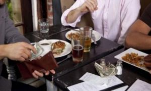 Vì sao chúng ta nên tự trả tiền khi đi ăn uống?