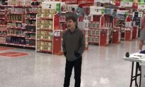 Cậu bé tự kỷ đứng giữa siêu thị cất giọng hát, không ngờ lọt vào ‘mắt xanh’...