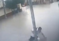 Đoạn clip 3 người liên tiếp bị điện giật bất tỉnh khi chạm tay vào cột điện ngập trong nước lan truyền MXH Việt Nam