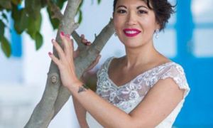 Người phụ nữ gốc Việt tự cưới mình sau khi bị hôn phu bỏ rơi