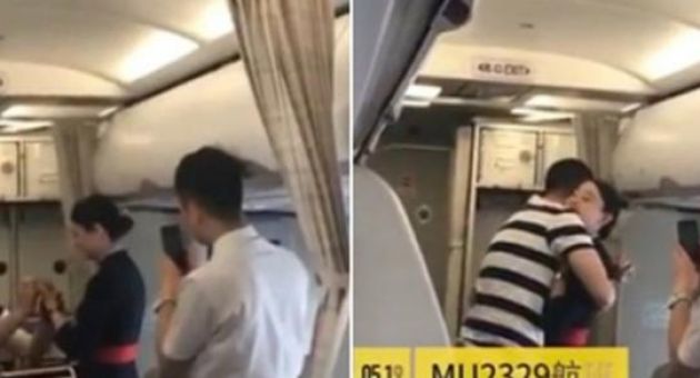 Bạn trai cầu hôn trên máy bay khiến nữ tiếp viên bị cho thôi việc