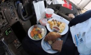 Vì sao phi công không bao giờ ăn phần ăn giống như hành khách?
