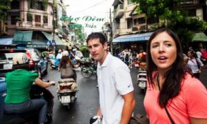 Khách Tây & 12 bài học để đời khi sang đường ở Việt Nam