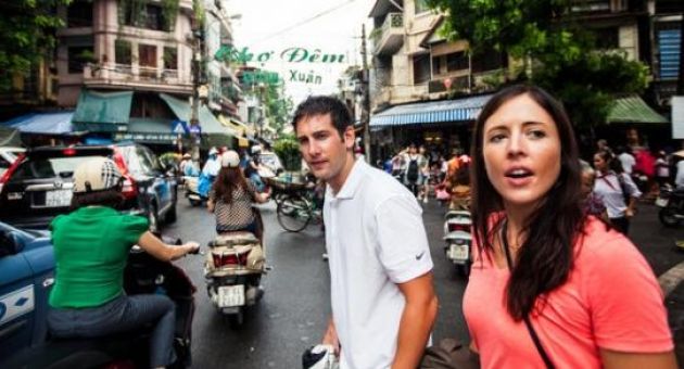 Khách Tây & 12 bài học để đời khi sang đường ở Việt Nam