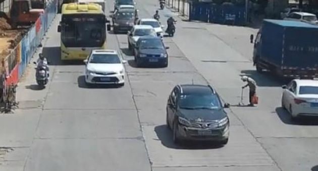 Người đàn ông lái xe máy ‘dọn đường’ cho cụ bà gây sốt mạng xã hội