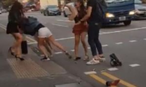 Hai cô gái đánh nhau, chửi bới bằng tiếng Việt ở Singapore