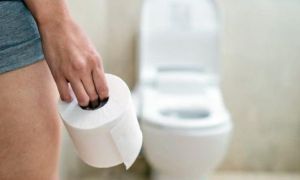 Sai lầm phổ biến trong tư thế đi vệ sinh có thể gây bệnh