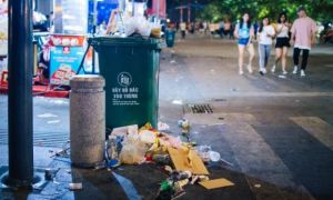 Khách Tây ngao ngán khi đến các quán ăn ở Việt Nam: Xả rác ngay cạnh thùng rác!