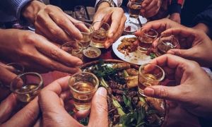 Sự ngu muội và man rợ của ‘phong tục’ rượu chè ở Việt Nam