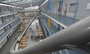 Đức: Khuôn viên đại học kỹ thuật München có máng trượt từ tầng 4 xuống đất