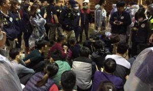 Tấn công lò mổ gà vịt: Bắt 22 người Việt chui lủi trong mê cung bốc mùi