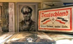 Chợ Đồng Xuân Berlin bán những đồ tuyên truyền về phát xít Đức Hitler