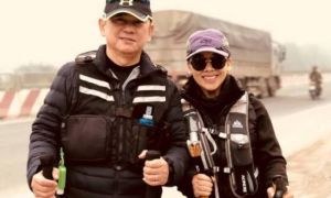 Cặp vợ chồng Việt kiều ngoài 60 tuổi đi bộ xuyên Việt