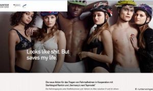 Đức: Quảng cáo mũ bảo hiểm bị chỉ trích ngu dốt, tục tĩu và phân biệt giới tính