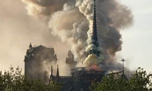 Tháp chuông và mái Nhà thờ Đức bà Paris đổ sập hoàn toàn vì hỏa hoạn