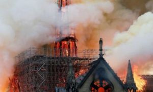Cháy lớn ở Nhà thờ Đức Bà: Vì sao không thể chữa cháy từ trên không?