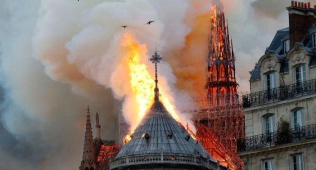Cháy Nhà thờ Đức Bà: Vì sao không dám cho máy bay trút nước xuống?