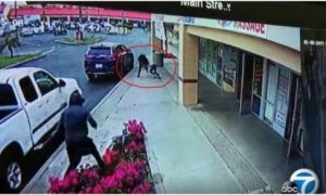 Clip: Cố chống trả tên cướp túi, 1 phụ nữ gốc Việt bị toán cướp lái xe tông...