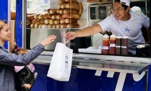 Độc đáo tiệm bánh mỳ trên xe tải tại Canada của chàng trai gốc Việt trẻ tuổi