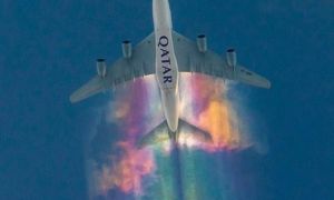 Cảnh tượng hiếm có khi máy bay “vẽ” cầu vồng rực rỡ trên bầu trời Đức