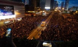 Biển người biểu tình Hong Kong nhường lối cho xe cứu thương